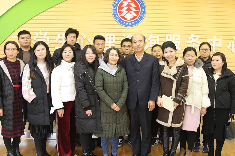 必赢官网心理老师和专家合影留念